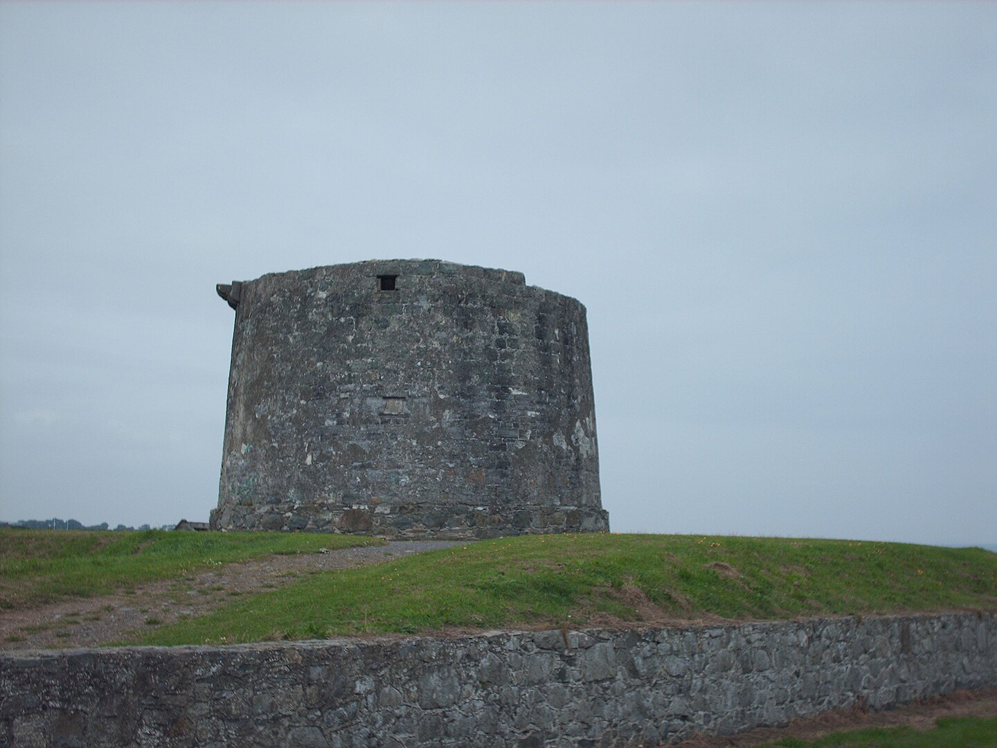 The Martello tower at Balbriggan, Co. Dublin, beside which the Bremore Rover flows into the sea. By Stefan Flöper / Wikimedia Commons, CC BY-SA 4.0, https://commons.wikimedia.org/w/index.php?curid=1178151