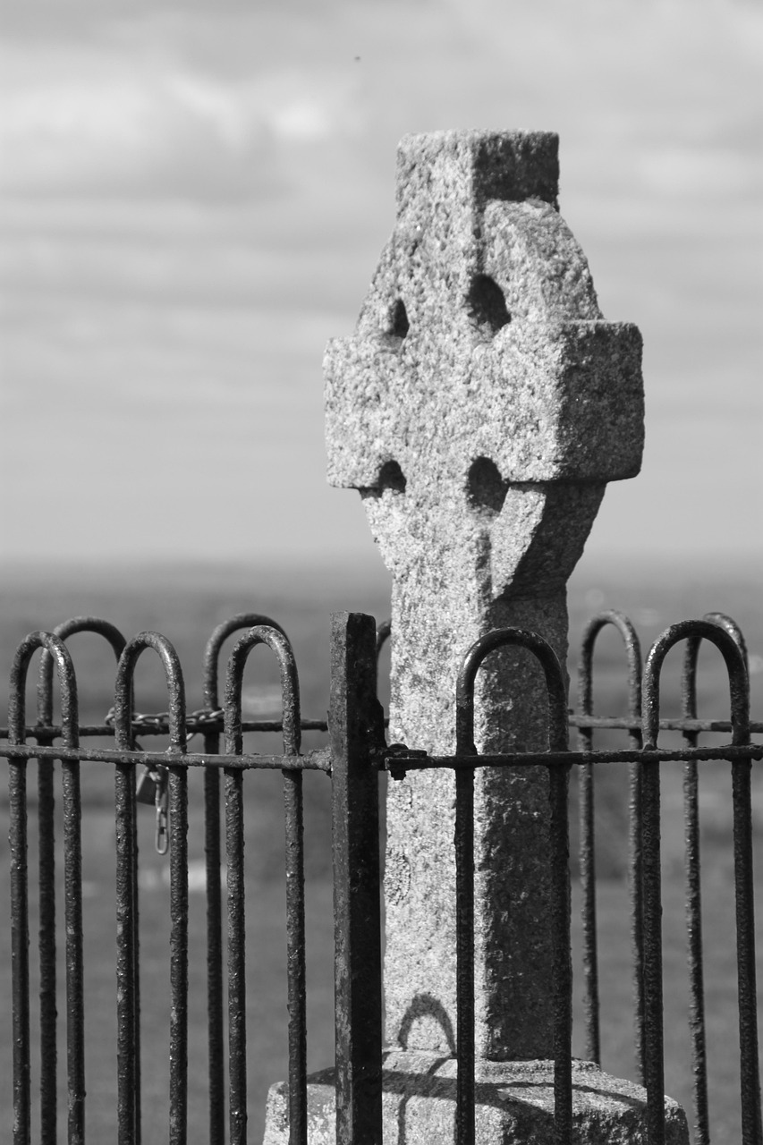 The memorial to the dead of 1798 on the Hill of Tara. Image by Elly from Pixabay.