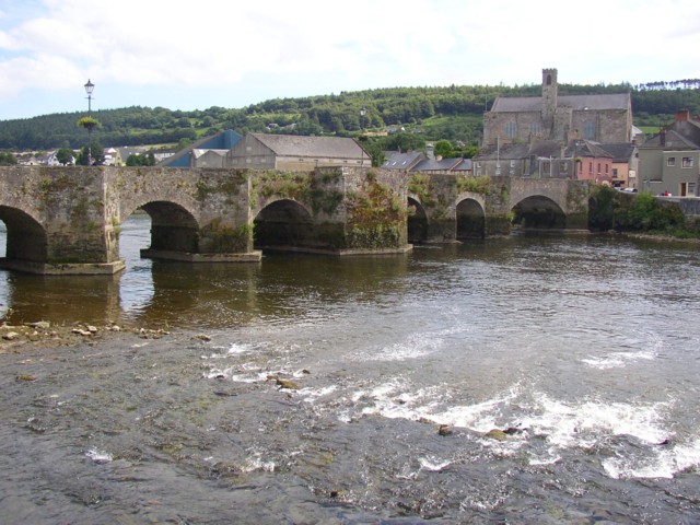 The old bridge at Carrick-on-Suir, Co. Tipperary. By Humphrey Bolton, CC BY-SA 2.0, https://commons.wikimedia.org/w/index.php?curid=9333336